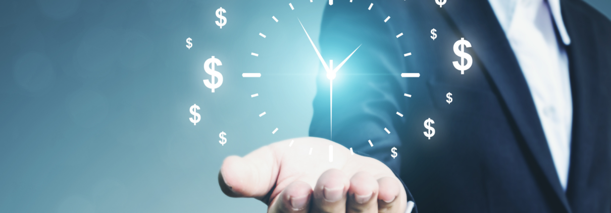 Ein Anzugträger hält eine geöffnete Hand unter eine Uhr aus leuchtenden Linien, umgeben von Dollarzeichen.