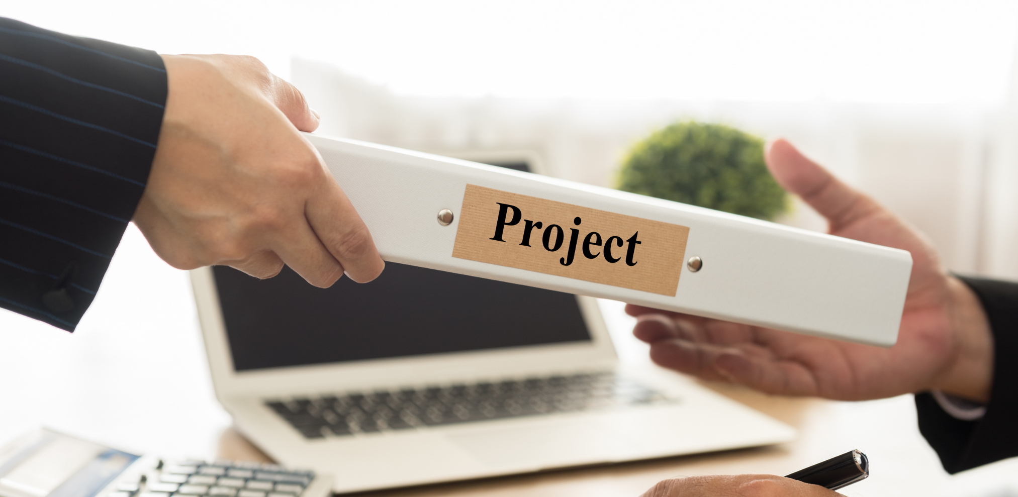 Ordner mit der Aufschrift "Project" wird zwischen zwei Personen übergeben.