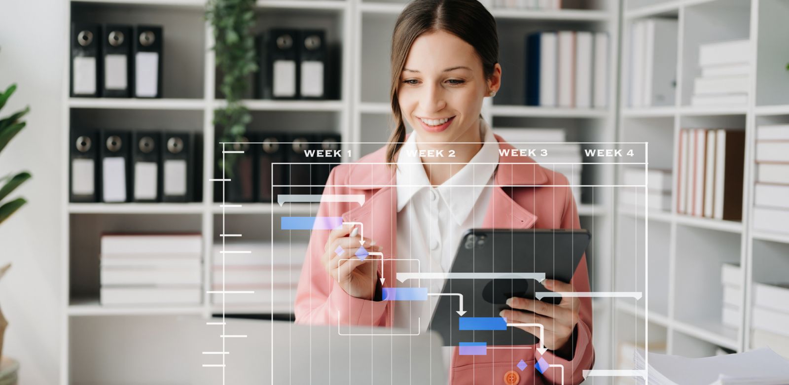 Frau in einem Büro hält ein Tablet und arbeitet an einem digitalen Zeitplan mit einer Gantt-Diagramm-Überlagerung.