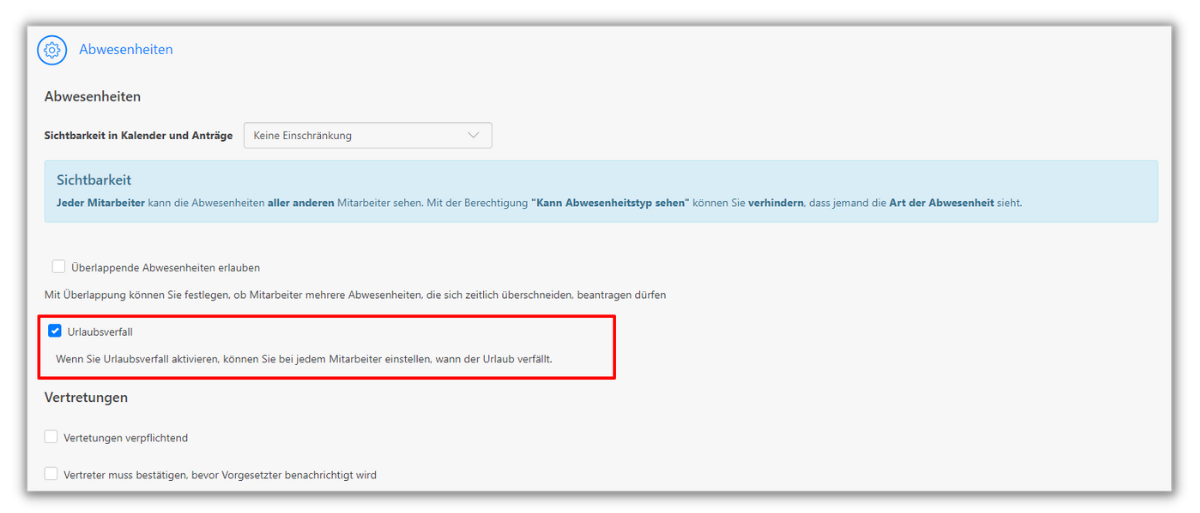 Eine Benutzeroberfläche zur Verwaltung von Abwesenheiten zeigt Optionen zur Sichtbarkeit von Abwesenheiten im Kalender und zur Festlegung von Urlaubsverfall. Weitere Einstellungen beinhalten die Erlaubnis für überlappende Abwesenheiten und die Verpflichtung zur Vertretung bei Abwesenheit.