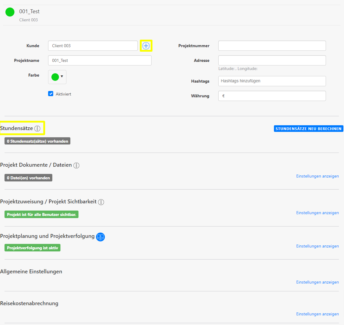 Eine Benutzeroberfläche zur Verwaltung von Projektinformationen zeigt Eingabefelder und Optionen für Kunden, Projektnamen, Projektnummer, Adresse, Hashtags, Währung und Farbe. Weitere Abschnitte umfassen Stundensätze, Projektdokumente, Projektzuweisung, Projektplanung und allgemeine Einstellungen.