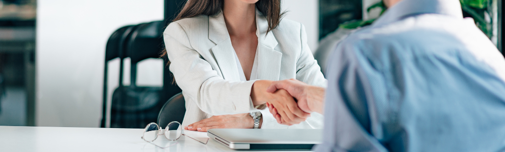 Mann und Frau schütteln die Hände