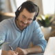 man macht notizen während dem telefonat