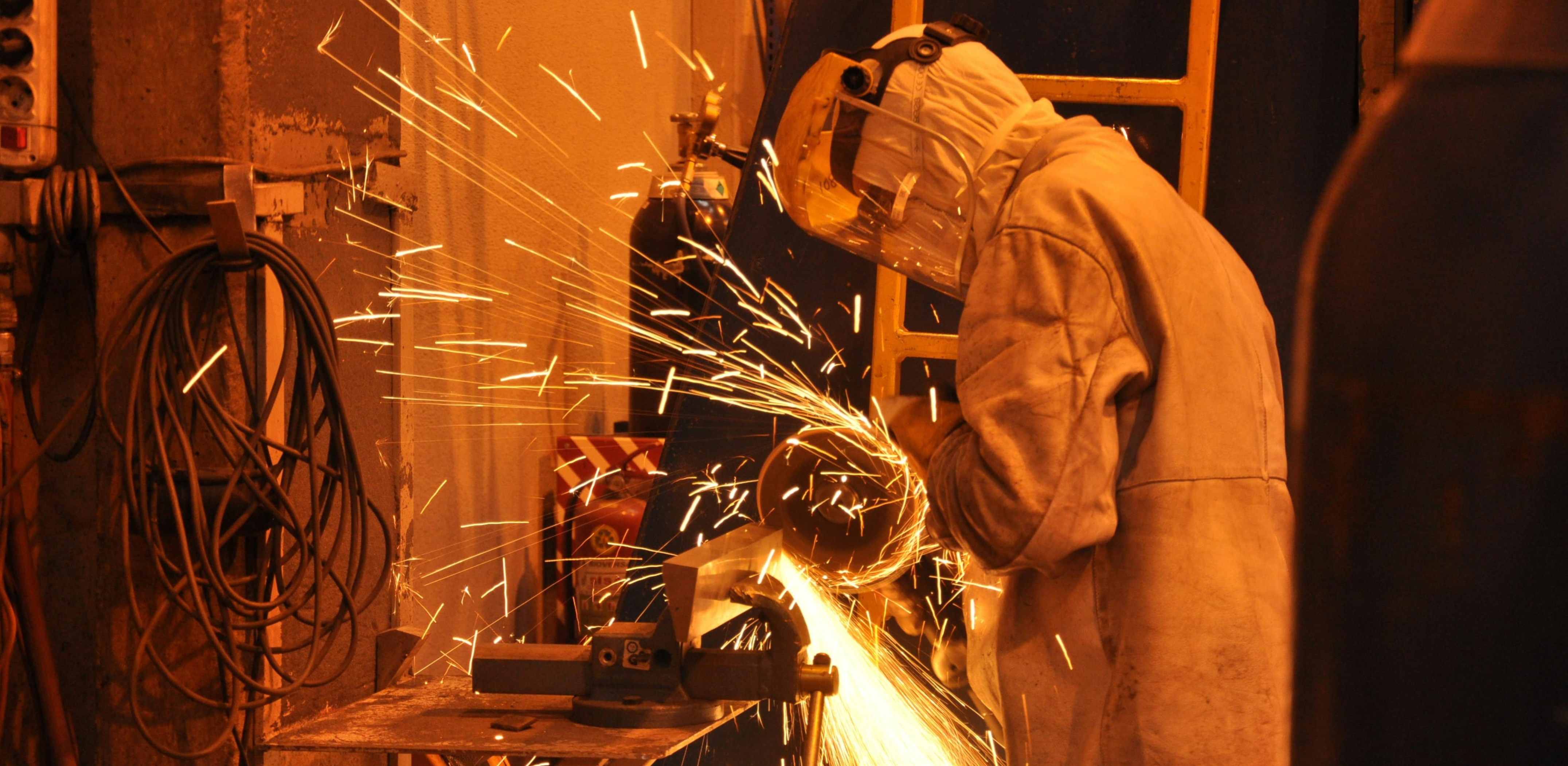 Person arbeitet mit einem Metallschneider