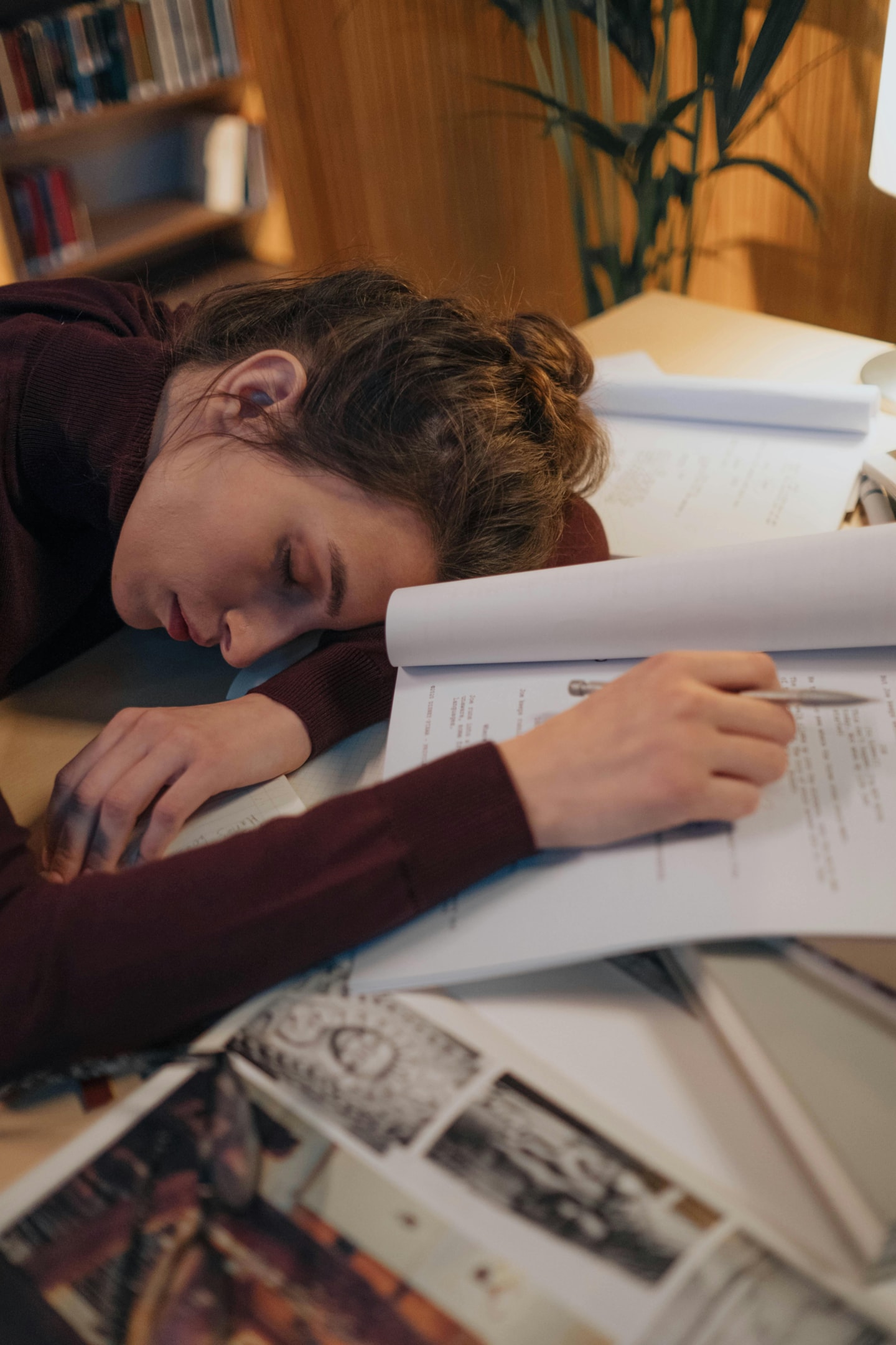 Lehrerin schläft beim Korrigieren von Examen ein
