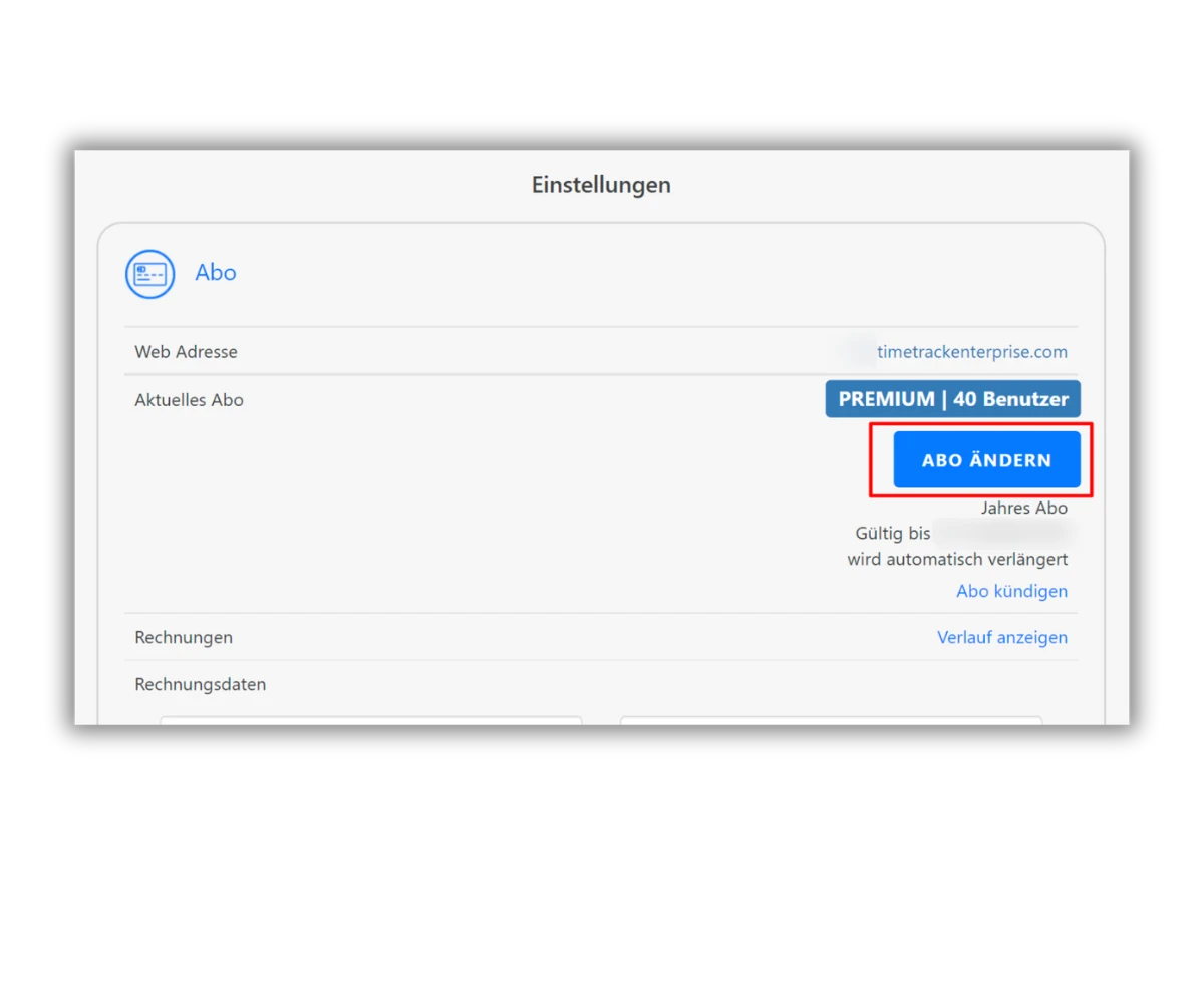 Ein Screenshot zeigt die Abonnement-Einstellungen in der TimeTrack-Software. Oben steht 'Einstellungen' und darunter 'Abo'. Es werden Details wie die Web-Adresse, das aktuelle Abo (PREMIUM | 40 Benutzer) und eine Schaltfläche 'ABO ÄNDERN' angezeigt. Weitere Optionen umfassen 'Abo kündigen', 'Verlauf anzeigen' und Rechnungsdaten. Die Schaltfläche 'ABO ÄNDERN' ist blau hervorgehoben.