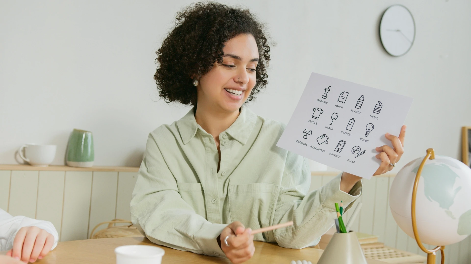 Lehrerin erklärt Pictogramme